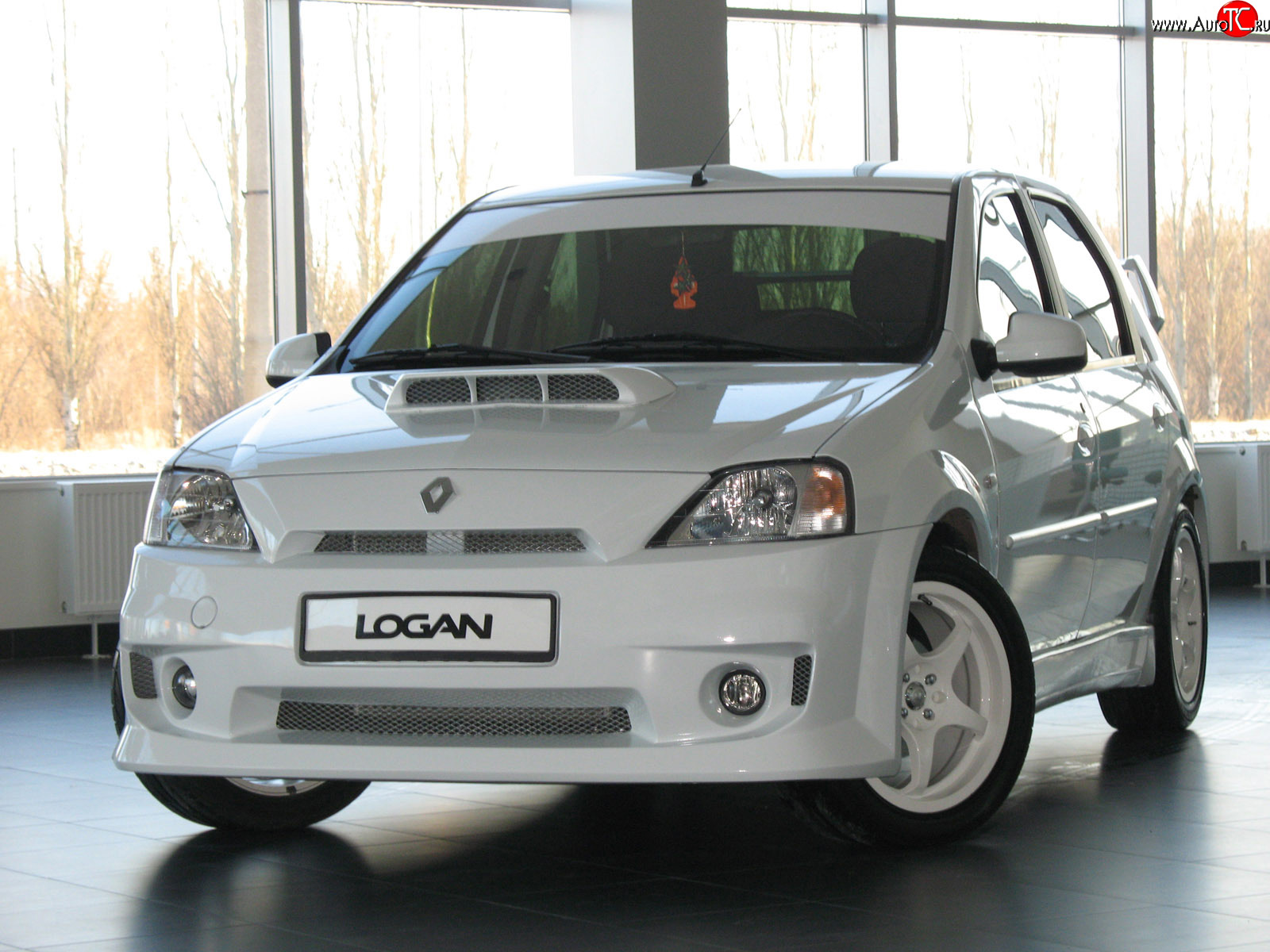 11 999 р. Передний бампер Power DM  Renault Logan  1 (2004-2010) дорестайлинг (Без сетки, Неокрашенный)  с доставкой в г. Набережные‑Челны