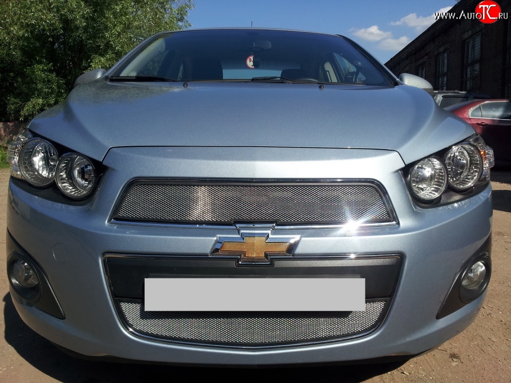 1 539 р. Сетка в решетку радиатора Russtal  Chevrolet Aveo  T300 (2011-2015) седан, хэтчбек (хром)  с доставкой в г. Набережные‑Челны