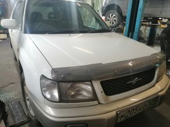 2 459 р. Дефлектор капота CA-Plastiс  Subaru Forester  SF (1997-2000) дорестайлинг (Шелкография карбон-серебро)  с доставкой в г. Набережные‑Челны. Увеличить фотографию 3