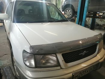 2 459 р. Дефлектор капота CA-Plastiс  Subaru Forester  SF (1997-2000) дорестайлинг (Шелкография карбон-серебро)  с доставкой в г. Набережные‑Челны. Увеличить фотографию 4