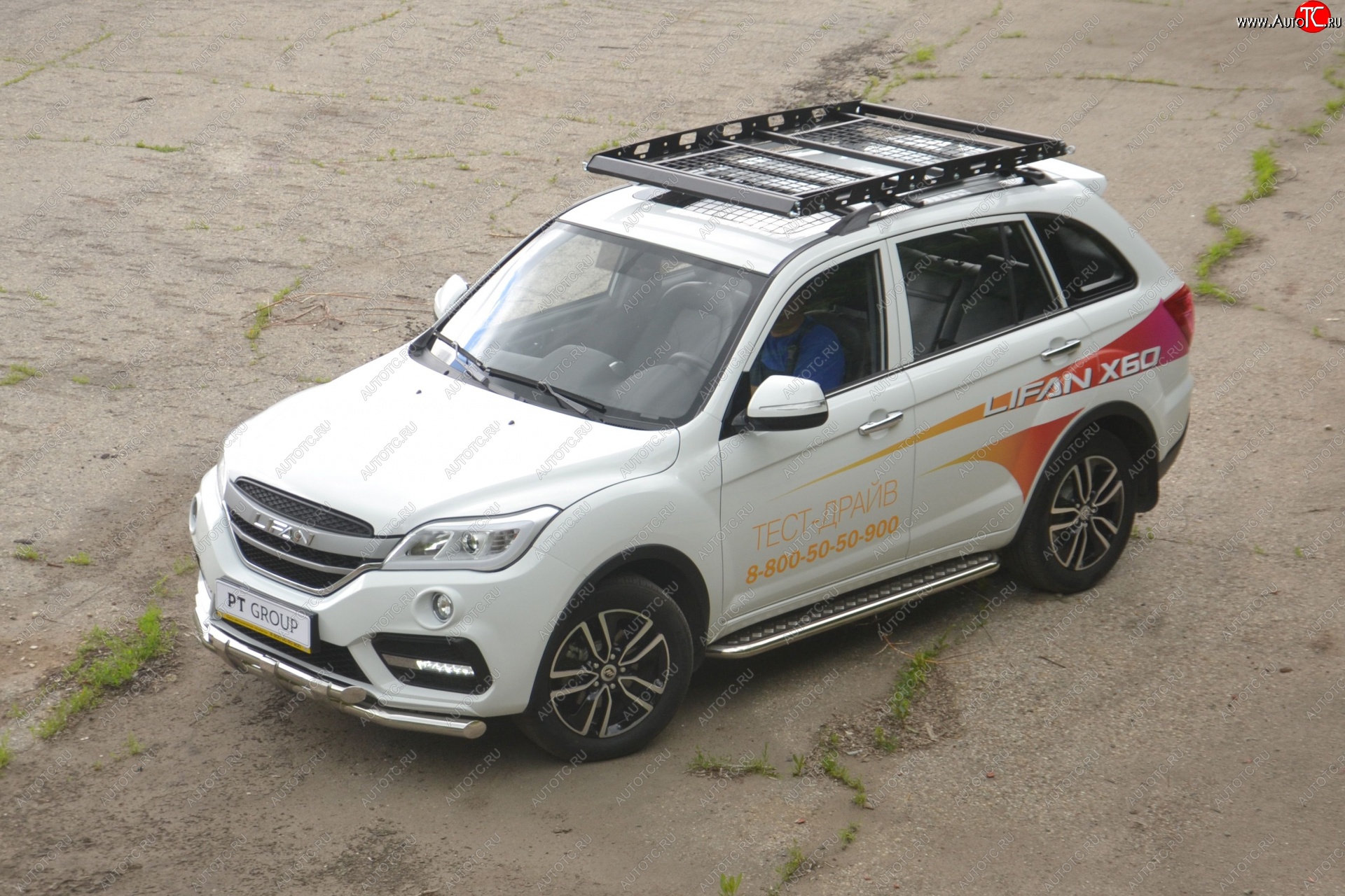 25 999 р. Порожки для ног из трубы Ø51 с алюминиевой площадкой Petroil Tuning Lifan X60 2-ой рестайлинг (2016-2025) (Нержавеющая полированная сталь)  с доставкой в г. Набережные‑Челны