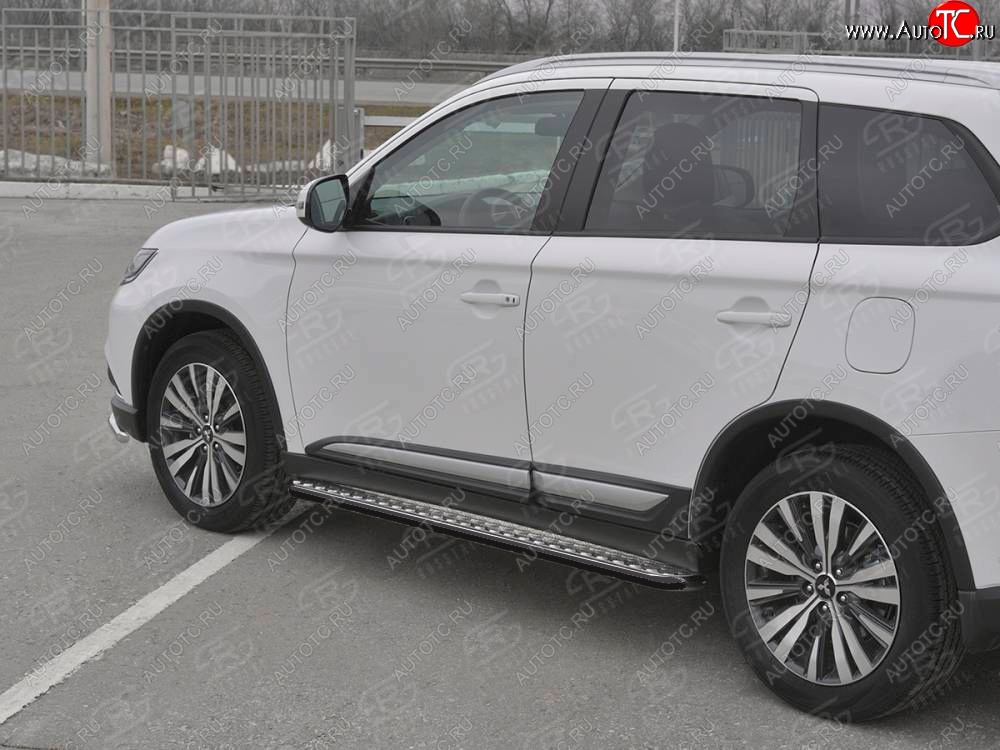 25 849 р. Порожки для ног SLITKOFF (Ø42 мм) Mitsubishi Outlander GF 3-ий рестайлинг (2018-2022) (Лист алюминиевый, труба - сталь окрашенная в черный цвет)  с доставкой в г. Набережные‑Челны