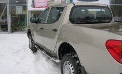 22 749 р. Защита порогов Russtal из трубы d76 мм с пластиковыми вставками для ног Mitsubishi L200 5 KK,KL рестайлинг (2018-2022) (Защита порогов с со скосами на торцах (вариант 1))  с доставкой в г. Набережные‑Челны. Увеличить фотографию 2