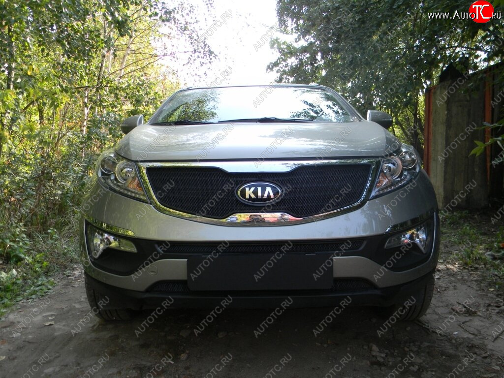 4 099 р. Защитная сетка в бампер (верх, ячейка 3х7 мм) Alfeco Стандарт  KIA Sportage  3 SL (2010-2014) дорестайлинг (Чёрная)  с доставкой в г. Набережные‑Челны