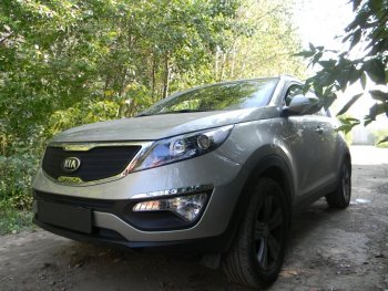 4 099 р. Защитная сетка в бампер (верх, ячейка 3х7 мм) Alfeco Стандарт  KIA Sportage  3 SL (2010-2014) дорестайлинг (Чёрная)  с доставкой в г. Набережные‑Челны. Увеличить фотографию 3