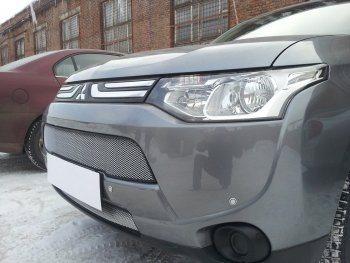 7 899 р. Защитная сетка в бампер (2 части, ячейка 3х7 мм) Alfeco Стандарт Mitsubishi Outlander GF дорестайлинг (2012-2014) (Хром)  с доставкой в г. Набережные‑Челны. Увеличить фотографию 2