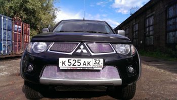 4 949 р. Защитная сетка в бампер (низ, ячейка 4х10 мм) Alfeco Премиум  Mitsubishi L200  4 (2006-2014)  дорестайлинг (Хром)  с доставкой в г. Набережные‑Челны. Увеличить фотографию 2