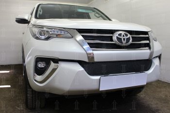 4 999 р. Защитная сетка в бампер (низ, ячейка 4х10 мм) Стрелка11 Премиум Toyota Fortuner AN160 дорестайлинг (2015-2020) (Чёрная)  с доставкой в г. Набережные‑Челны. Увеличить фотографию 3