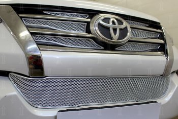 5 249 р. Защитная сетка в бампер (низ, ячейка 4х10 мм) Стрелка11 Премиум Toyota Fortuner AN160 дорестайлинг (2015-2020) (Хром)  с доставкой в г. Набережные‑Челны. Увеличить фотографию 2