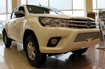 4 499 р. Защитная сетка в бампер (низ, ячейка 4х10 мм) Стрелка11 Премиум Toyota Hilux AN120 дорестайлинг (2016-2020) (Хром)  с доставкой в г. Набережные‑Челны. Увеличить фотографию 2