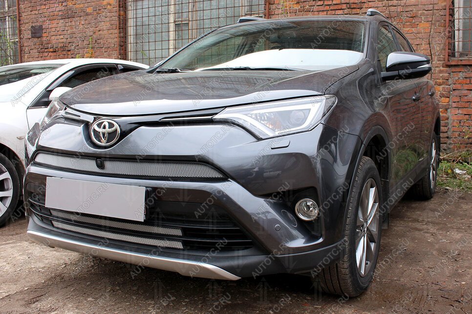 2 969 р. Защита радиатора (верх с камерой) Стрелка11 Стандарт  Toyota RAV4  XA40 (2015-2019) 5 дв. рестайлинг (хром)  с доставкой в г. Набережные‑Челны