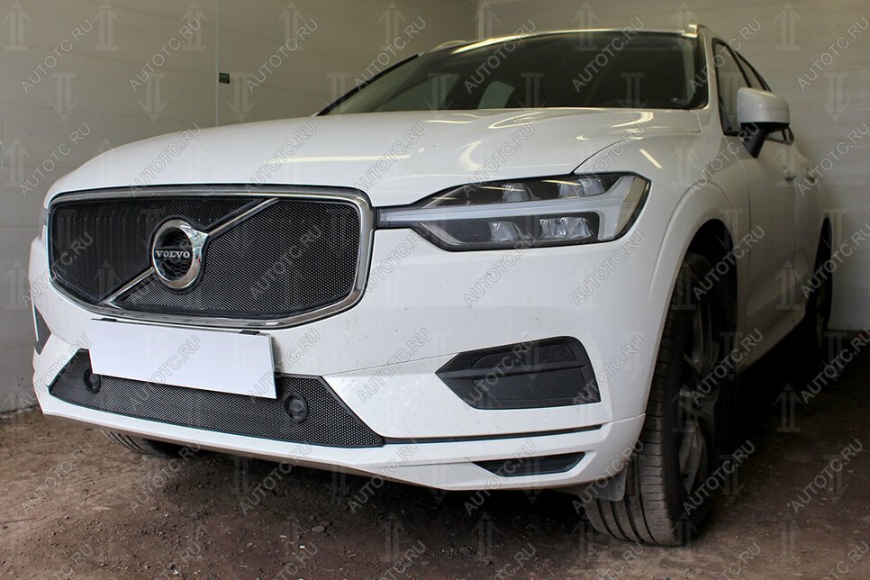 3 899 р. Защита радиатора (Inscription) (верх 2 части) Стрелка11 Стандарт  Volvo XC60 (2017-2022) (черная)  с доставкой в г. Набережные‑Челны