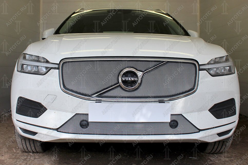 4 099 р. Защита радиатора (Inscription) (верх 2 части) Стрелка11 Стандарт  Volvo XC60 (2017-2022) (хром)  с доставкой в г. Набережные‑Челны