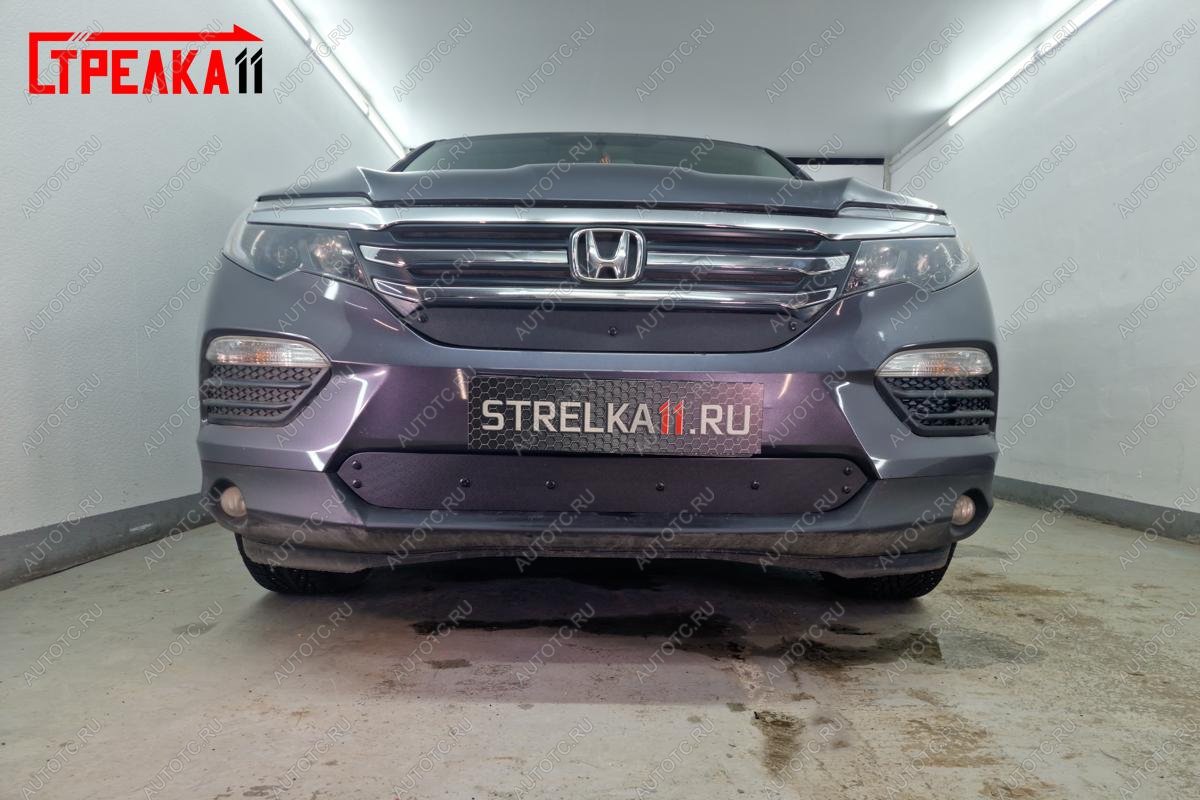 799 р. Зимняя заглушка решетки радиатора (верх) Стрелка11  Honda Pilot  YF6 (2016-2019) дорестайлинг (черная)  с доставкой в г. Набережные‑Челны