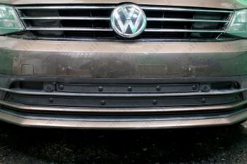 Зимняя заглушка решетки радиатора (3 части) Стрелка11 Volkswagen (Волксваген) Jetta (Джетта)  A6 (2015-2018) A6 седан рестайлинг  (черная)