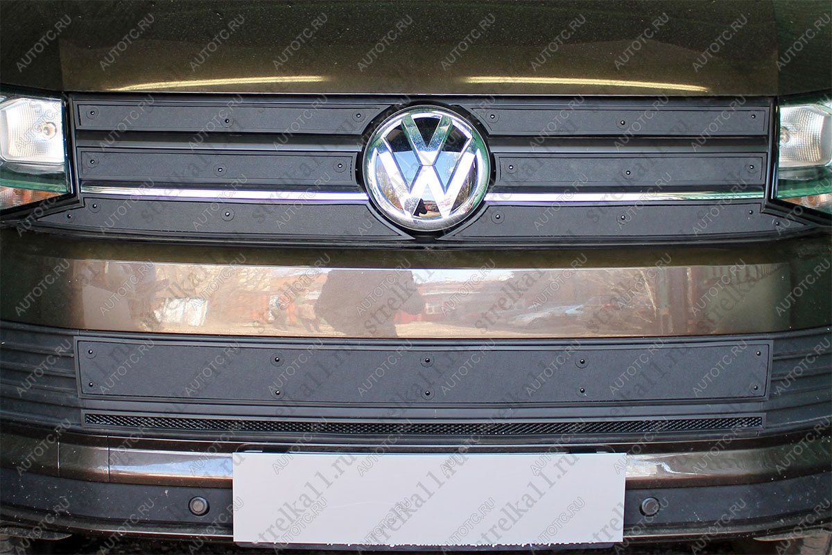 799 р. Зимняя заглушка решетки радиатора (низ) (TrendLine) Стрелка11  Volkswagen Caravelle  T6 - Transporter  T6 (черная)  с доставкой в г. Набережные‑Челны