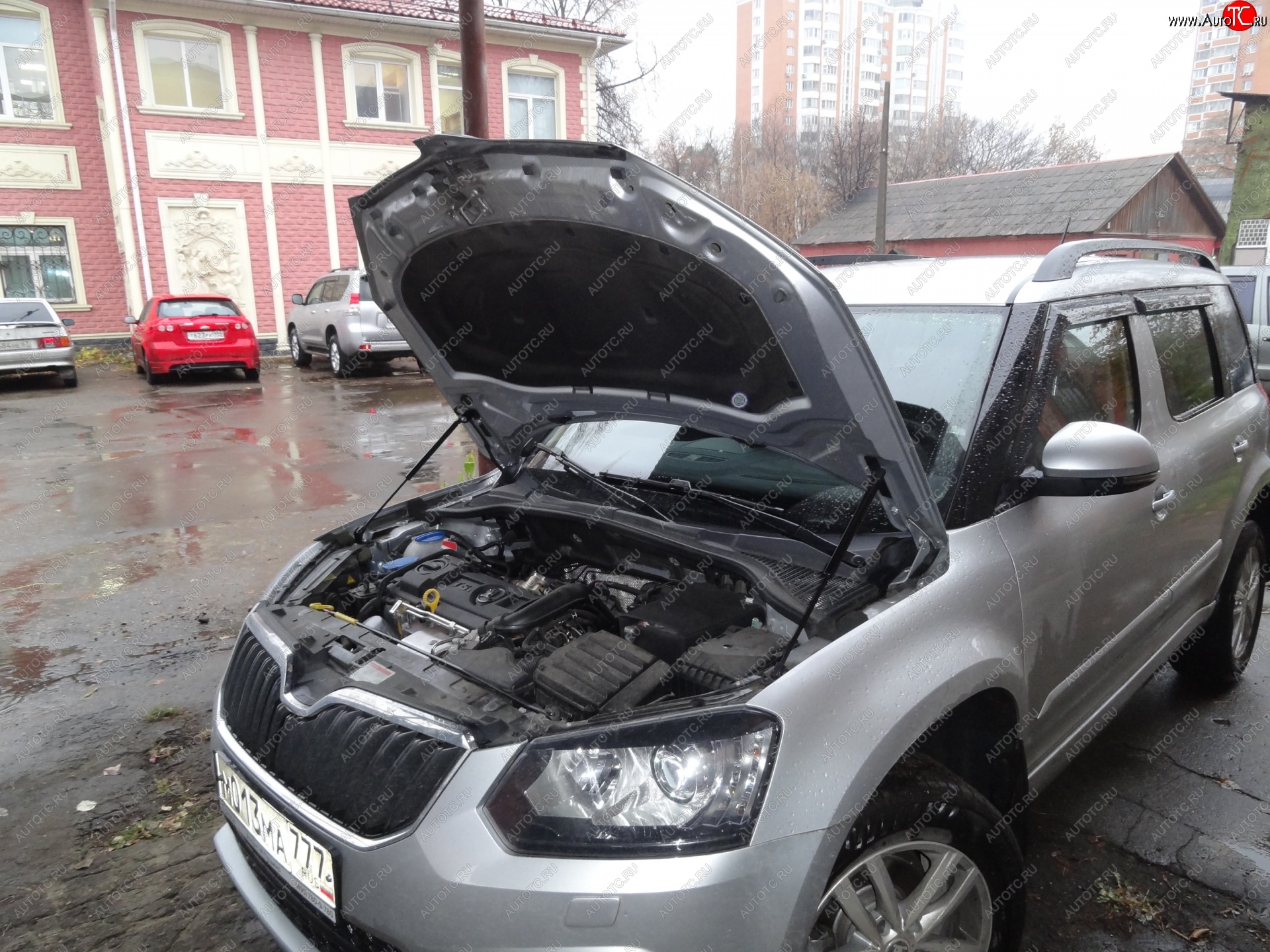 2 199 р. Упоры капота Russtal Skoda Yeti (2013-2018) (2 штуки)  с доставкой в г. Набережные‑Челны