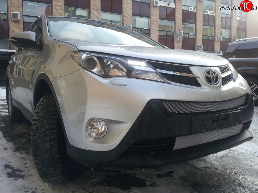 1 539 р. Нижняя сетка (для комплектации Стандарт) на бампер Russtal (хром) Toyota RAV4 XA40 5 дв. дорестайлинг (2012-2015)  с доставкой в г. Набережные‑Челны