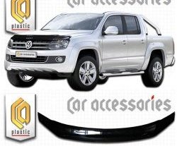 2 199 р. Дефлектор капота CA Plastic (черный)  Volkswagen Amarok (2009-2016) дорестайлинг (Classic черный, Без надписи)  с доставкой в г. Набережные‑Челны. Увеличить фотографию 1