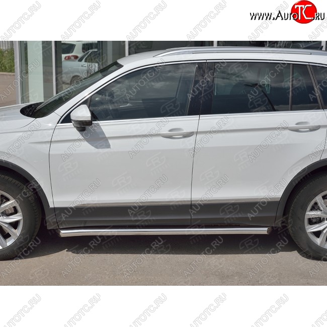 21 999 р. Защита порогов из круглой трубы диаметром 63 мм SLITKOFF v1  Volkswagen Tiguan  Mk2 (2016-2020) дорестайлинг  с доставкой в г. Набережные‑Челны