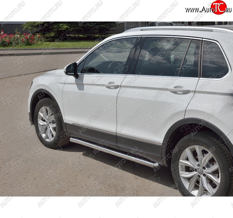 21 999 р. Защита порогов из круглой трубы диаметром 63 мм SLITKOFF v3  Volkswagen Tiguan  Mk2 (2016-2020) дорестайлинг  с доставкой в г. Набережные‑Челны