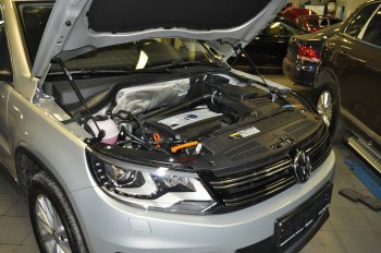 2 499 р. Упоры капота Russtal  Volkswagen Tiguan  NF (2006-2017) дорестайлинг, рестайлинг  с доставкой в г. Набережные‑Челны. Увеличить фотографию 1